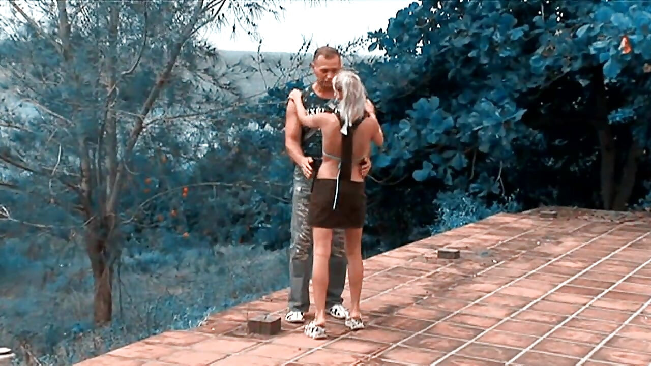 Sürtük azgın sarışın için çok sert iki sert yarak birden
