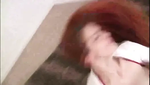 Kızıl saçlı Angie bir yarağı sıvazlıyor