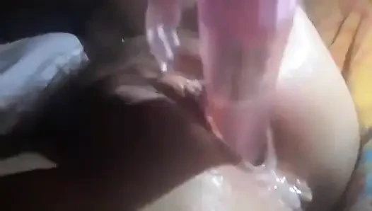 Cewek sange ini lagi asik muasin memeknya pakai dildo sampai muncrat