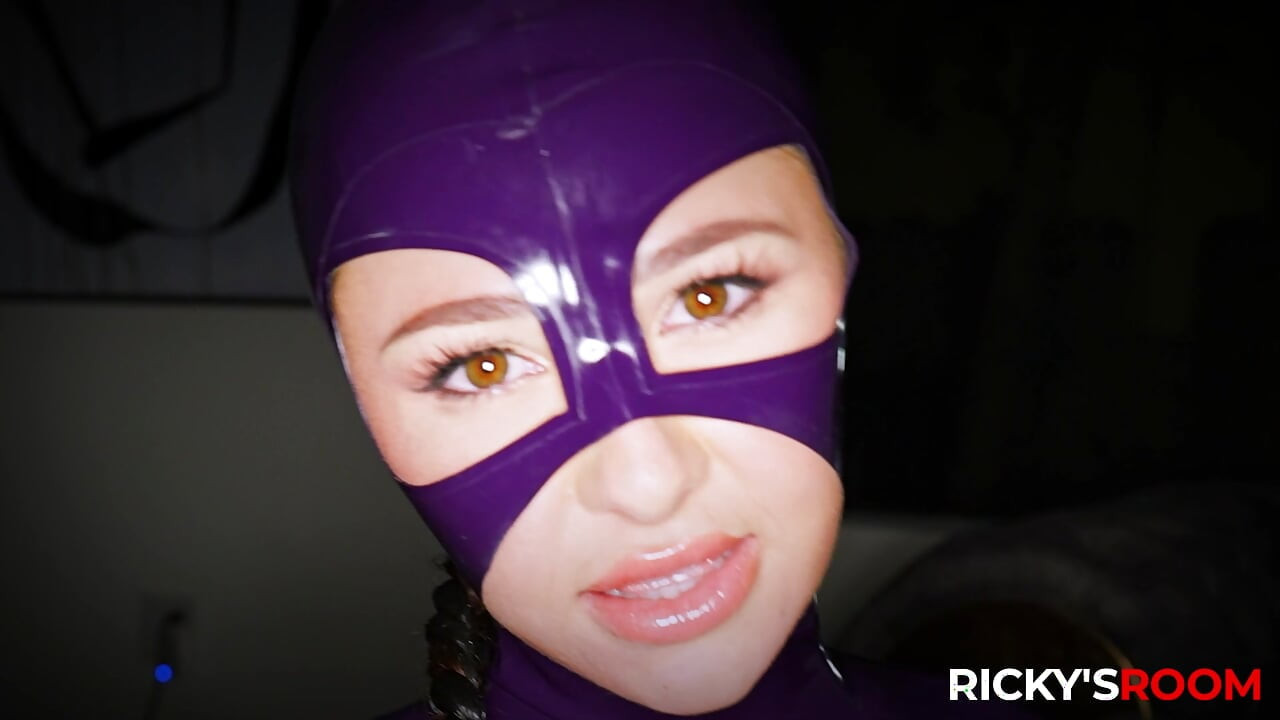 Rickysroom Liz Jordan ve Anna Claire lateks anal sikişiyor