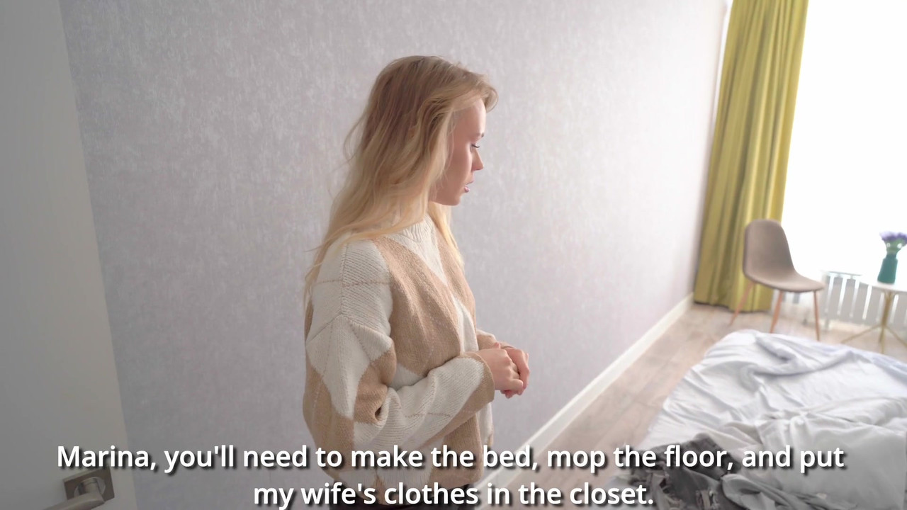 新来的女仆做不好，所以她不得不操她的小穴并在嘴里射精