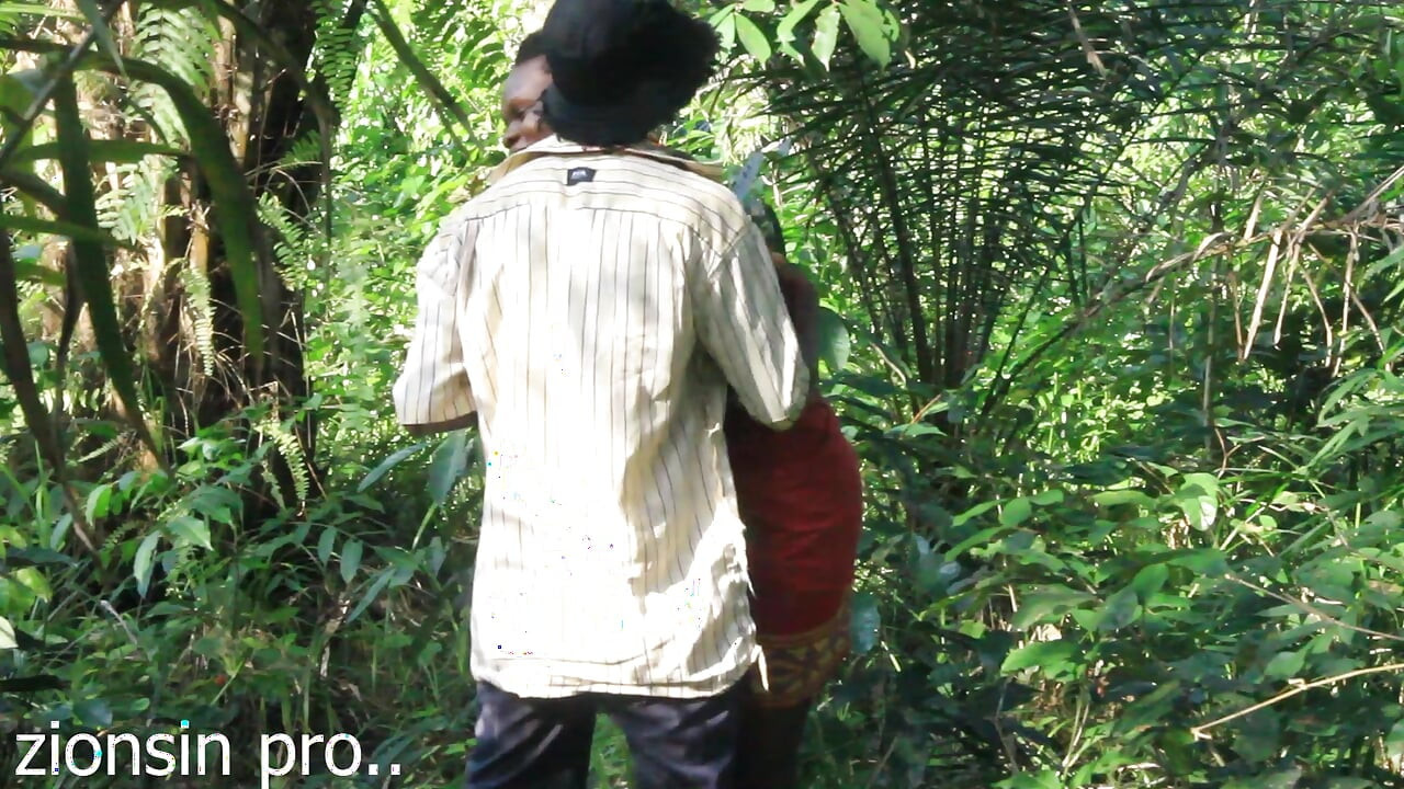 Amantes africanos em bush fodendo