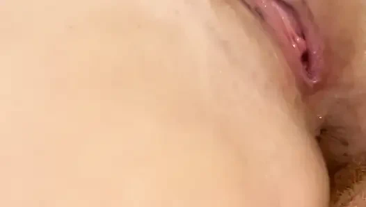 Tante sange lagi asik masturbasi sampai muncrat ke mana-mana