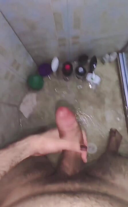 ชักว่าวในห้องอาบน้ําและยิงน้ําเงี่ยงของกู