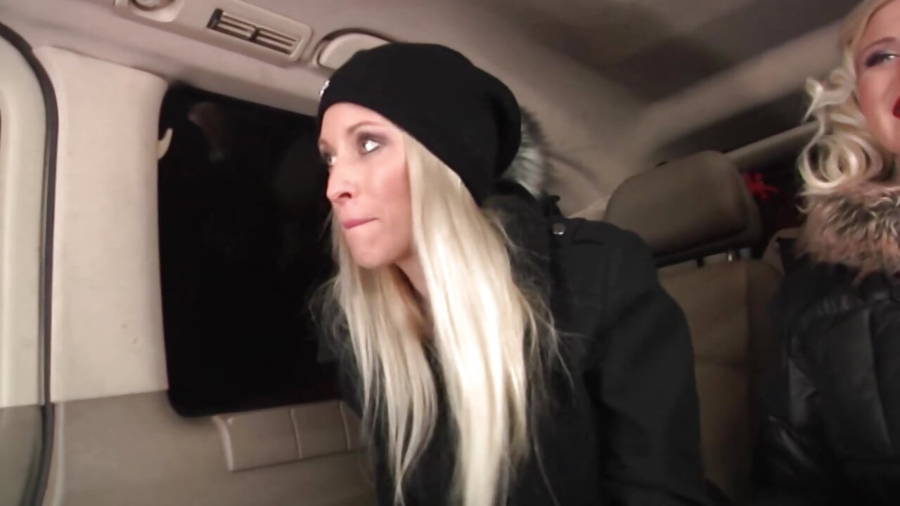 Blondýnka tvrdě šuká v autobuse