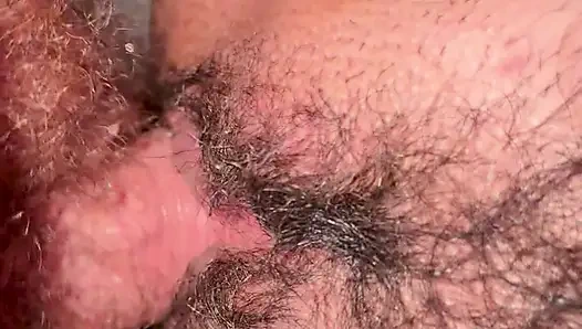 Geiler schwanz reibt und fickt meine große haarige muschi mit pissen und abspritzen