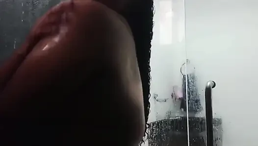 Пухлая жена в душе