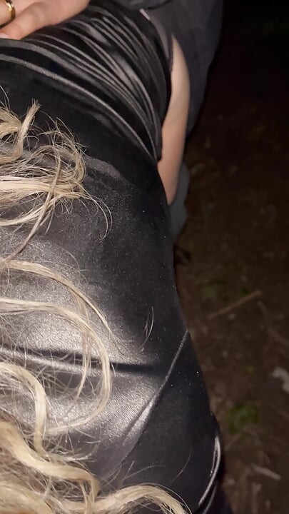 흑누나의 젖가슴을 빨아주는 마누라