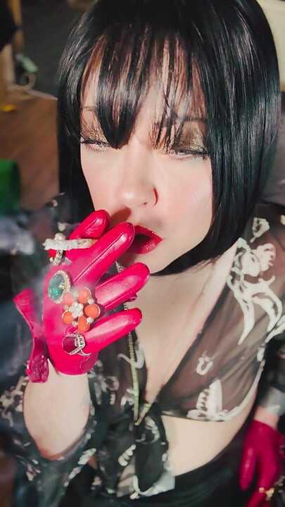 Piele Gloved Goth Tina Snua fumând O țigară de plută 100 - OMI OME Snap Inhales fum care derivă