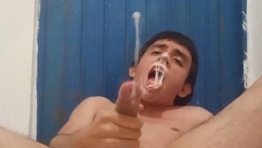 Latino homo die zich aftrekt terwijl ze op kauwgom kauwt