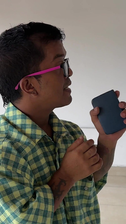 Culona Latina seduce un bărbat mic și religios care o vizitează să-i predice, dar îl face să fie dur până când primește tot laptele lui.