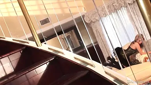 Jenny Hendrix глубоко заглатывает мясистый член, пока она не давится кончиком!