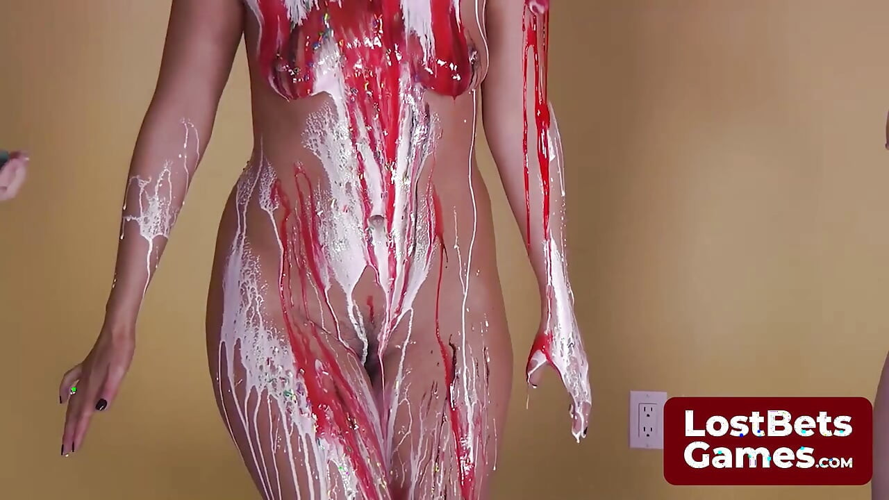 Permainan pancutan muka bertelanjang yang menakutkan di mana awek bergilir-gilir