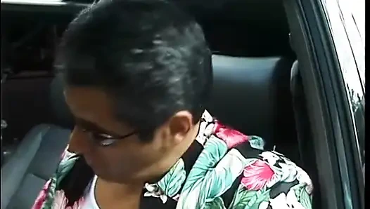 Невинная на вид блондинка предпочитает волосатую грудь