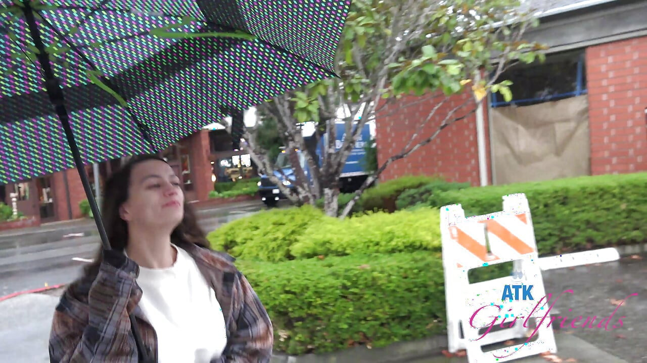 È un po' di pioggia ma ancora scoprite un po' con l'estate. Diventa un po' freddo quindi ritornerai nella stanza per scopare.