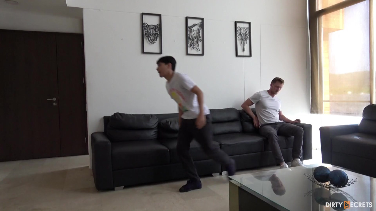 私の外国人の友人が私の継母とセックスする