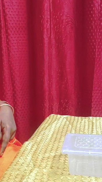 Doktor wanita memberikan rawatan untuk lelaki mati pujian dalam gayanya dan memberikan handjob yang bagus dengan urutan minyak dengan audio tamil penuh | Klip 1