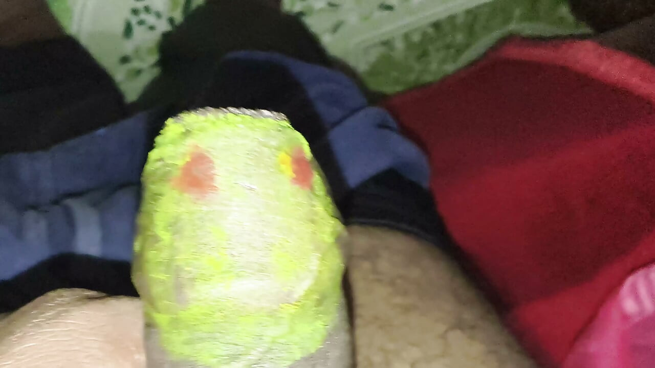 ভারতীয় দেশি ছেলে লিঙ্গ দিয়ে আঁকা খেলছে