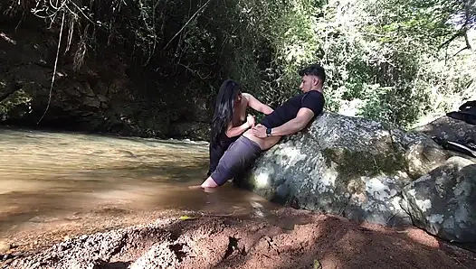 LETZTER TEIL: Ich gehe raus, um die Natur zu erkunden. Ich habe einen Typen gefunden und ihn gebeten, meinen Arsch zu ficken, und er gibt mir einen köstlichen Fick, und seine Milch schmeckt