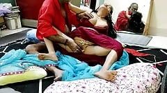 Padrastro indio frota el coño de la hijastra