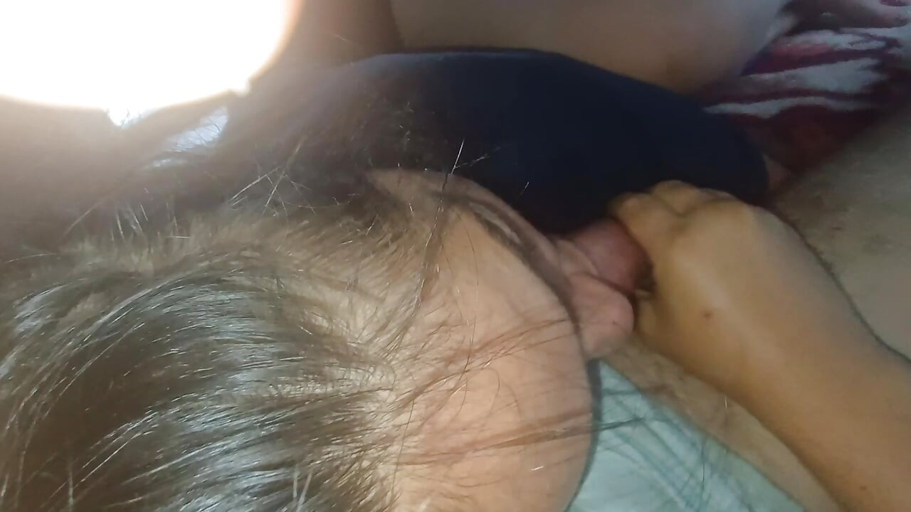 Mi hijastra chupa y quiere dejarme terminar, pero le follo la boca, eyaculo, suelto su boca y me lo trago todo