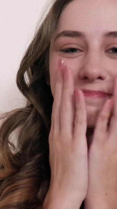 Liten och blyg nybörjare Daisy försöker sin första gång med oss | Klipp 1