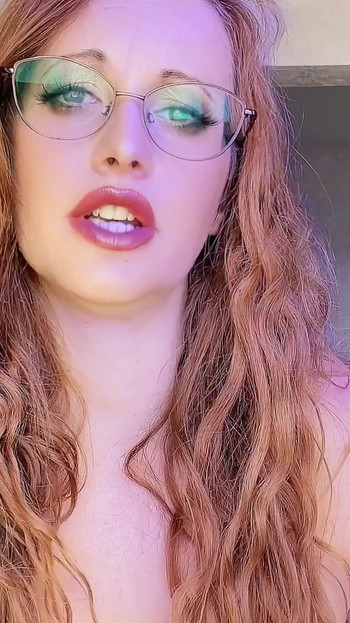 Crvenokosa MILF prljavo priča i zadirkuje svoje seksi usne i napaljeno lice