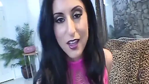 İki yarakla sikilen esmer için siyah ve beyaz üçlü grup seks