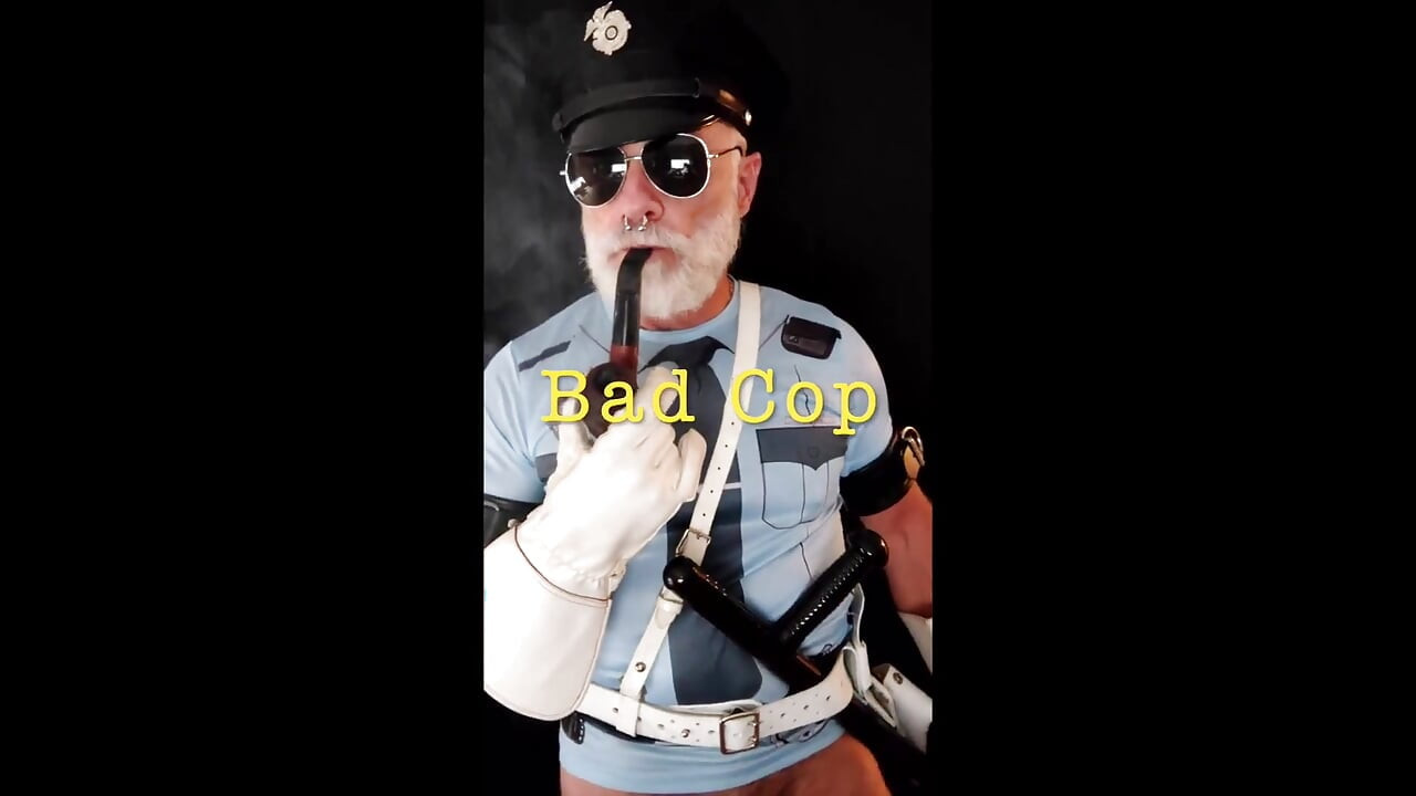 Ek pulis vala saja deta hai