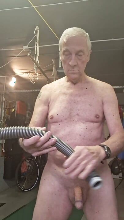 DADDY NO HANDS VACUUMCLEANER SUCK DICK ANALTOY SEXSHOW FLYING CUMSHOT