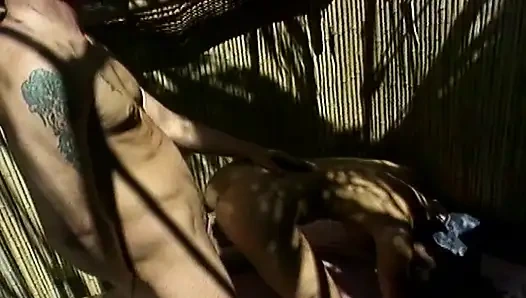 Cewek ini lagi asik ngentot memek berbulunya sampai orgasme becek