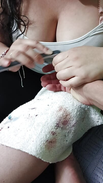 No me puedo resistir a tocar las tetas de la manicurista