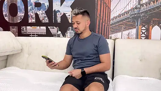 Тройничок с двумя возбужденными шлюхами выходит из-под контроля, и мы в итоге трахаемся в гостиной