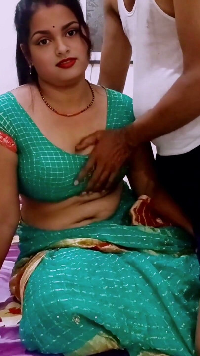 Riya bhabhi đang thái rau trong bếp, cậu bé bước vào và thuyết phục Riya bhabhi để được địt | Clip 1