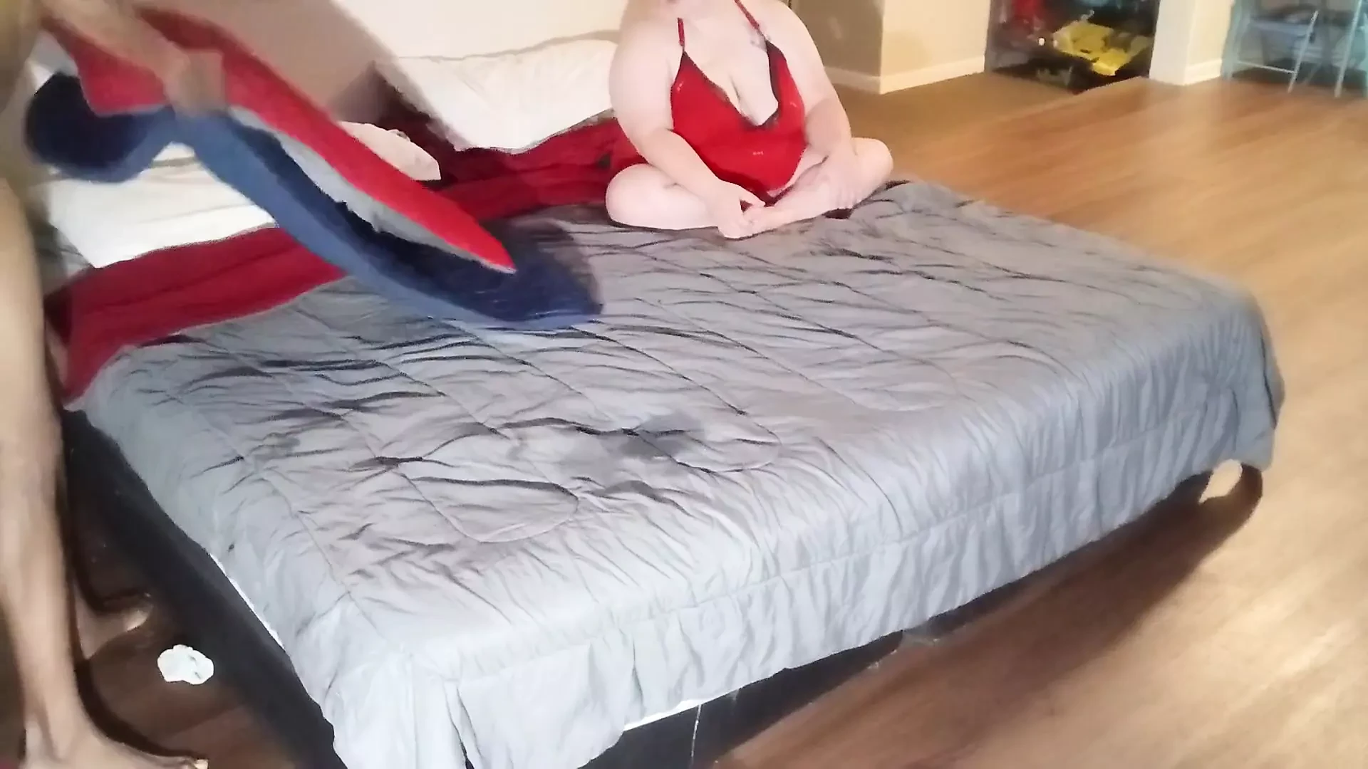 Schlampiger kopf ganz nach unten und schluckt sperma