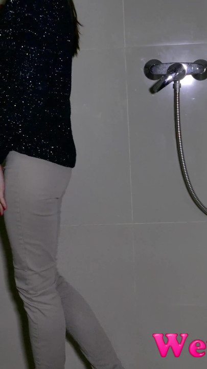 Jeans button stuck, she has to pee in her pants