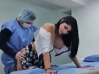 O asistentă sexy este futută de doctor