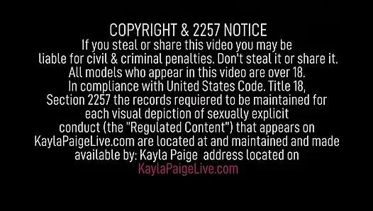 Büyük memeli orta yaşlı seksi kadın kayla paige mutfakta soyunuyor!
