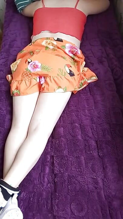 Une femboy sexy au lit veut juste un bon partenaire à côté de moi