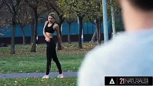 21 naturals - sarah sevimli domalıyor ve sikiliyor