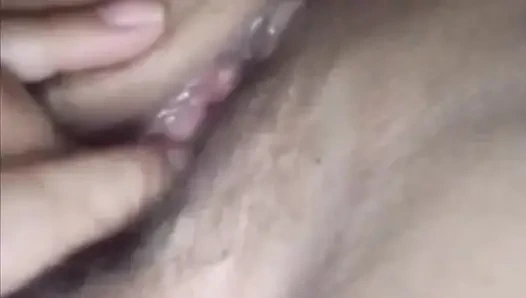 Еще один вчерашний видео-звонок моей жены, задница у нее тугая и волосатая мокрая киска, мне это так нравится