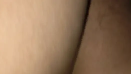Seksi üvey kız kardeş seks sırasında çok eğlenmek istiyor
