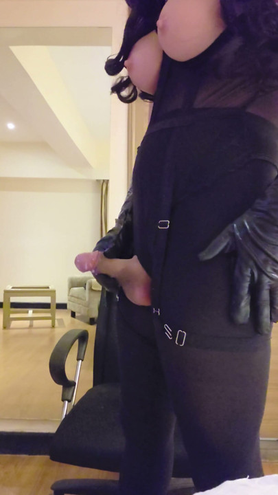 Adaa masturbiert in einem heißen schwarzen Outfit | Clip 2