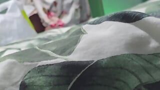 Macocha naga pobiera opłatę w sukience przed przyrodnim synem