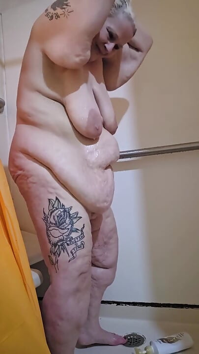 Cowok ini lagi asik bunga itu di kamar mandi