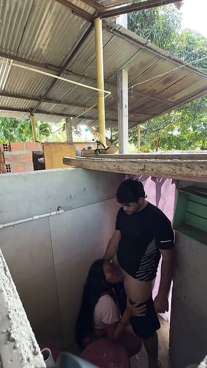 Adik tiri yang lagi sange nelpon ayah tiri suaminya di kamar mandi supaya dia ngentot sama dia
