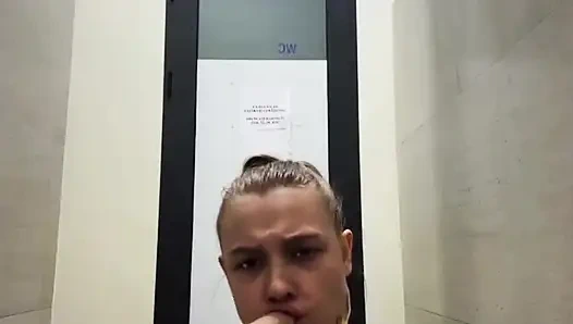 Популярные девушки с Tiktok много сквиртуют на публике