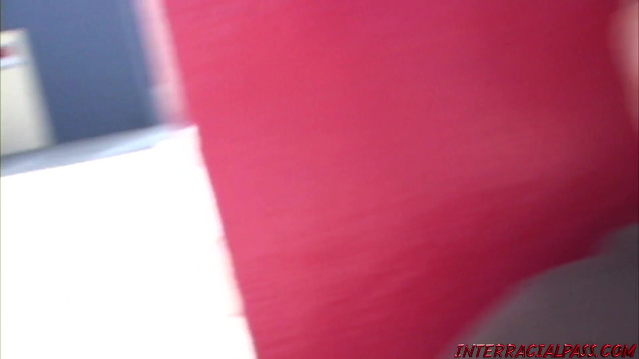 金髪妻がブラックジラの巨大な黒いチンポを騙す