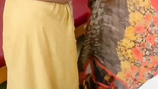Hintli tamil iri güzel evli kadın Maya seks sonrası çıplak banyo yıkama ve yavaş sari giyinirken azdırıyor