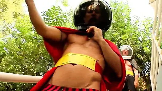 Dörtlü sekste sert seks, kızlar deliklerinin dolu olmasını ve yüzüne boşalmasını istiyor